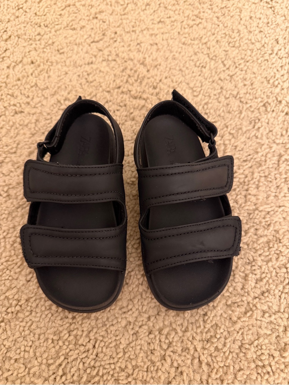 Zara rubberized boy’s sandals in Size 26